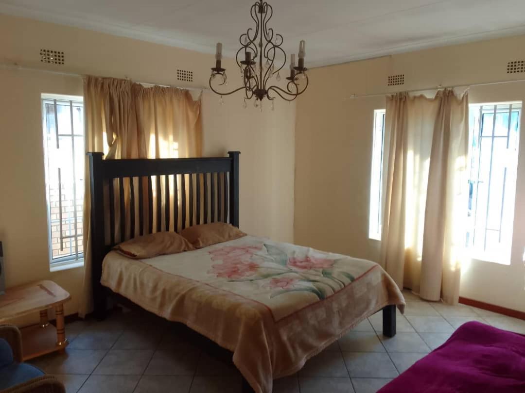 가보로네 Sugar Shack Backpackers Botswana B&B 외부 사진
